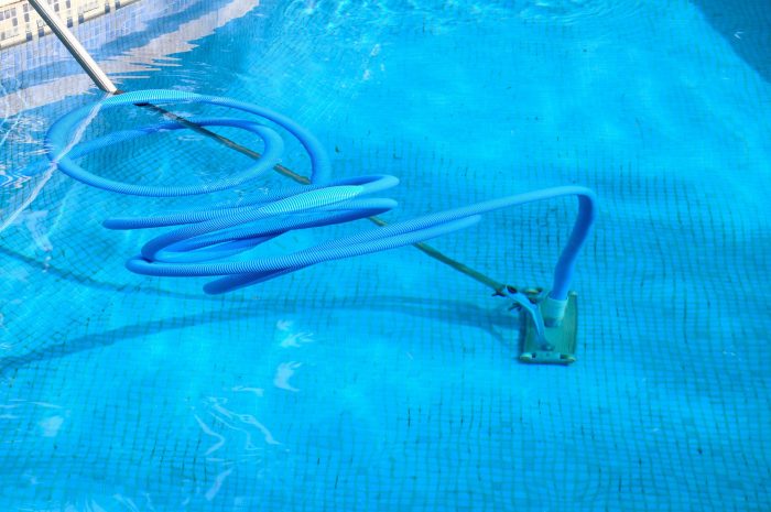 19060534_l-Cleaning equipment in a swimming pool