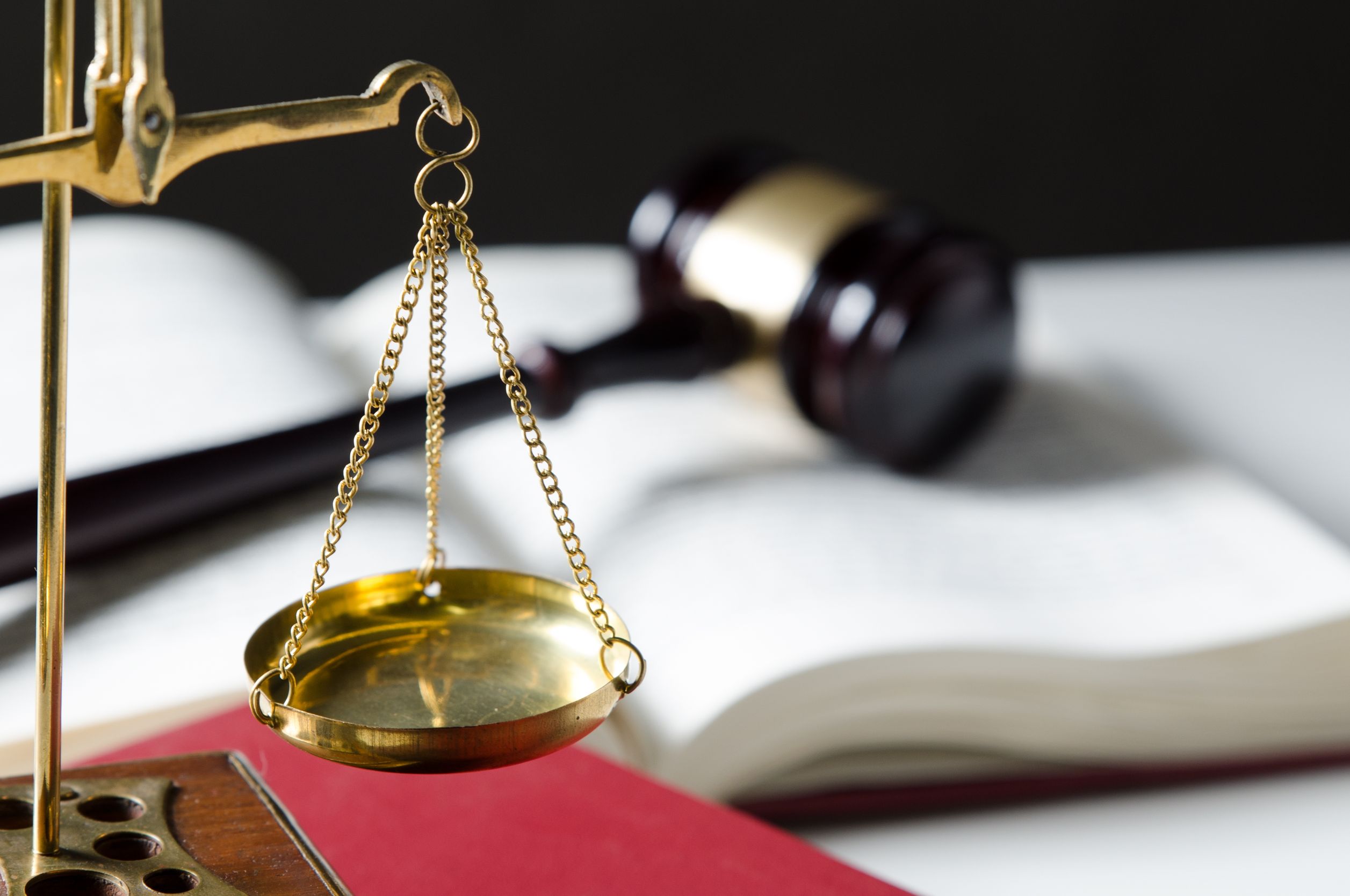 44519100 – scale of justice. law composition with gavel on books in background
